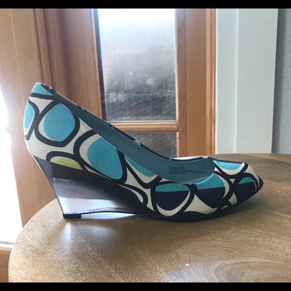 Statement Ellen Tracy Wedges